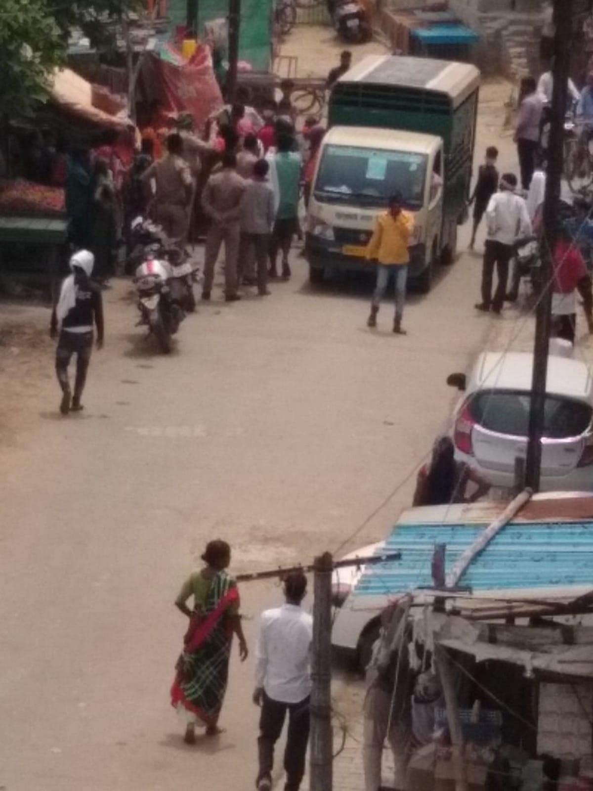 Municipal workers under attack went to solve problem on complaint in lanka varanasi