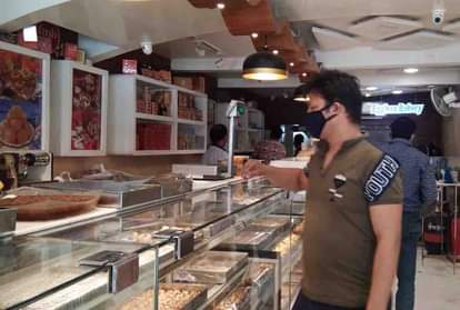 मिठाई की दुकानों और बाजारों में उड़ी लॉकडाउन की धज्जियां