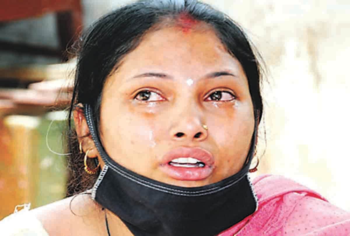 Embarrassing: shopkeeper beats migrant couple with broom, people remain spectators