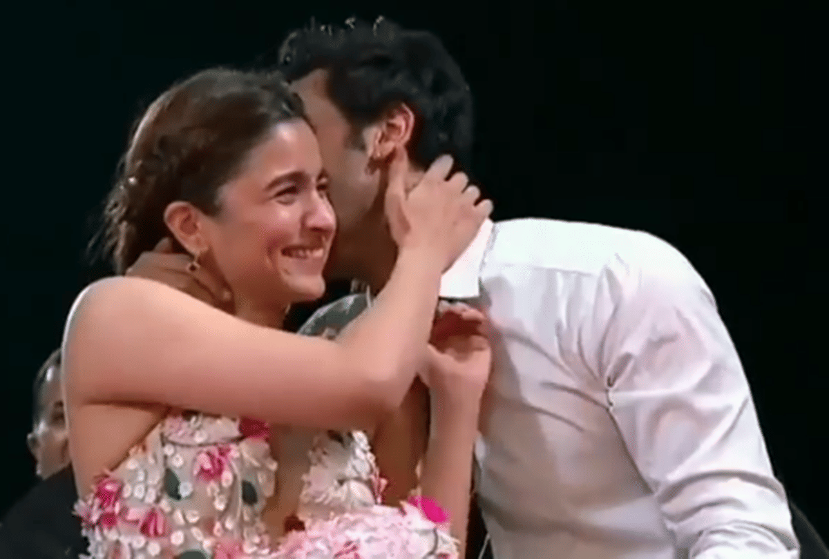 Ranbir Kapoor Finally Confirms Marriage With Alia Bhatt Says My Girlfriend is Overachiever