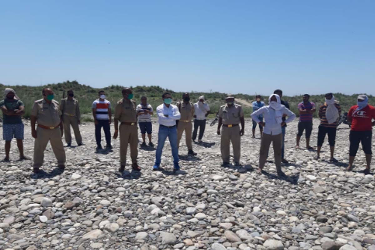 Saharanpur Police Raid in Yamuna river for illegal mining, eight arrests, case field against seventeen