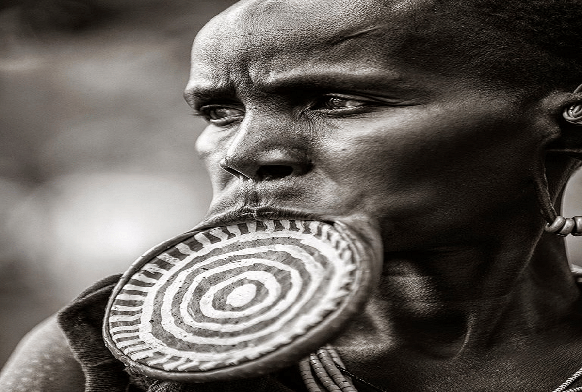 ethiopian suri tribe girls stretch mouth using lip plates