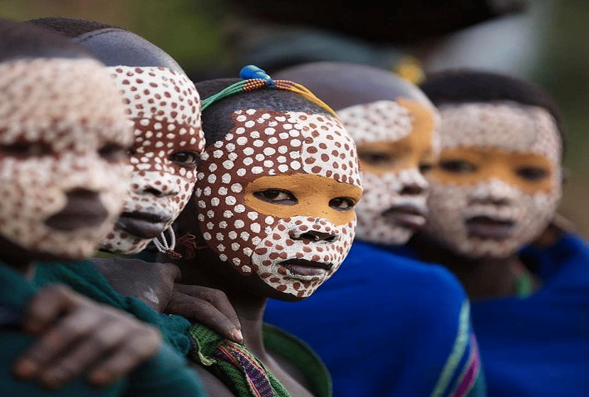 ethiopian suri tribe girls stretch mouth using lip plates
