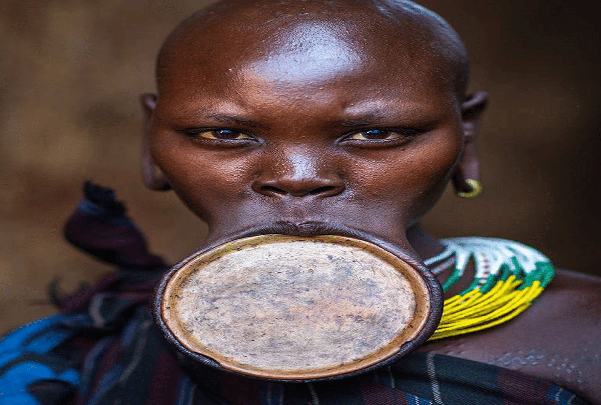 ethiopian suri tribe girls stretch mouth using lip plates