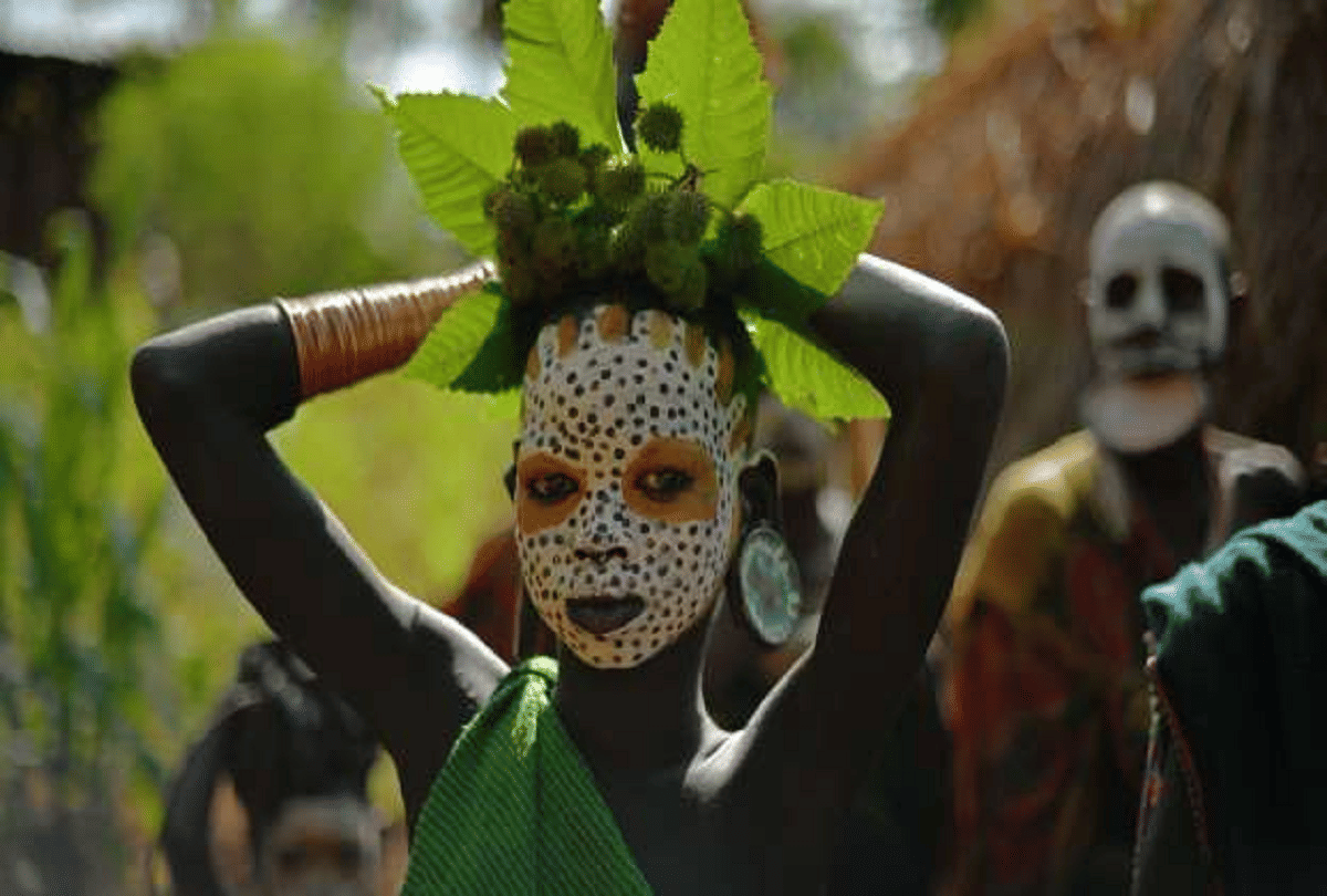 ethiopian suri tribe girls stretch mouth using lip plates