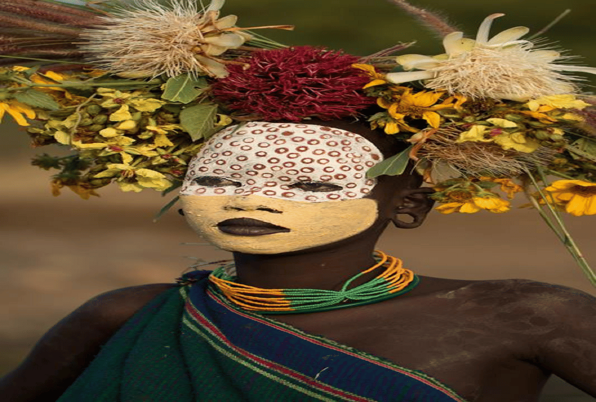 ethiopian suri tribe girls stretch mouth using lip plates