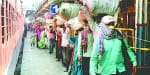 जंक्शन पर आते प्रवासी श्रमिक।