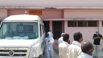 मृतक कोरोना संदिग्ध मरीज को आईसोलेशन वार्ड से निकालते स्वास्थ्यकर्मी।