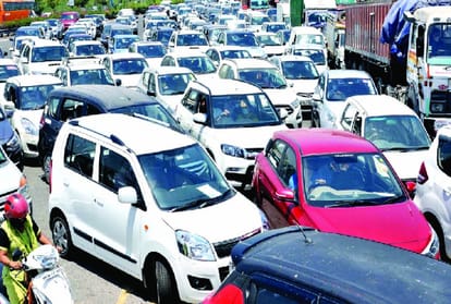 social distancing not following on opening of shops in delhi jam on the border in morning and evening
