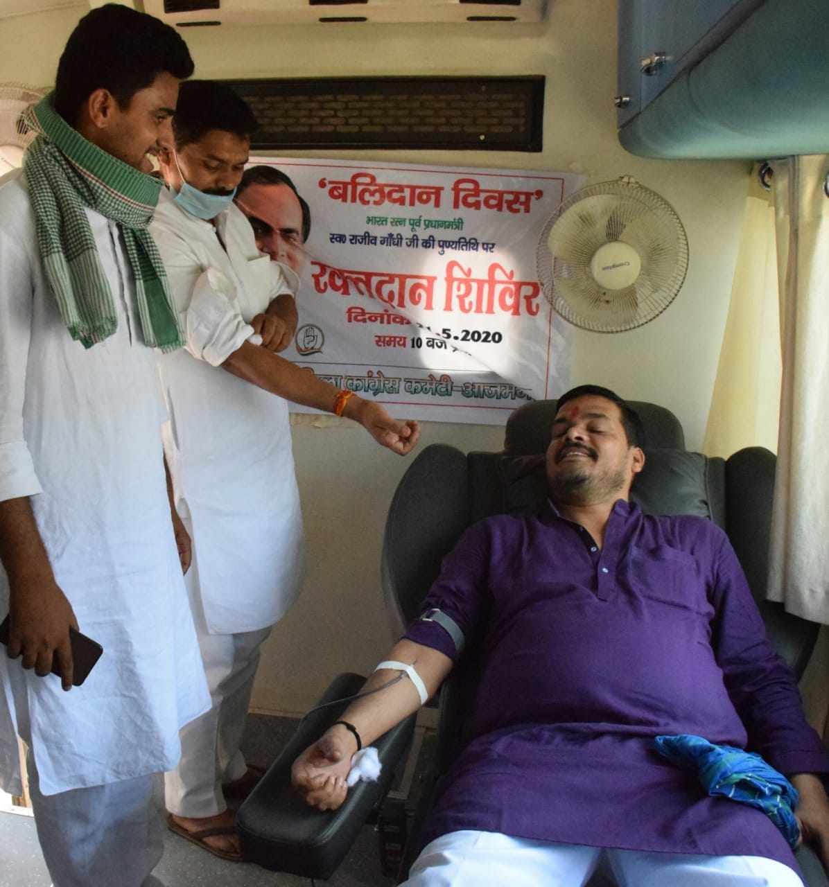 Former Prime Minister Rajiv Gandhi's death anniversary celebrated by donating blood