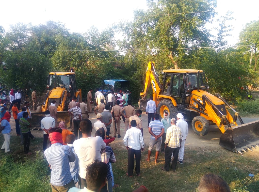 Tractor trolley overturns, teenager dies