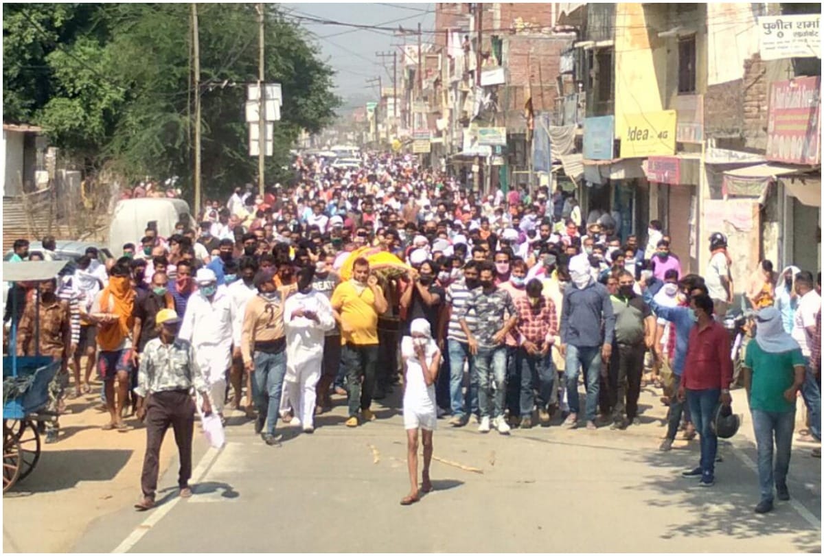 Huge crowd at funeral procession of shivsena leader anurag sharma