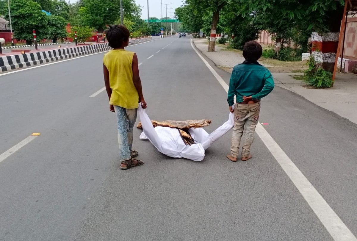 Children were carrying wooden bags in PPE kits in agra amid coronavirus