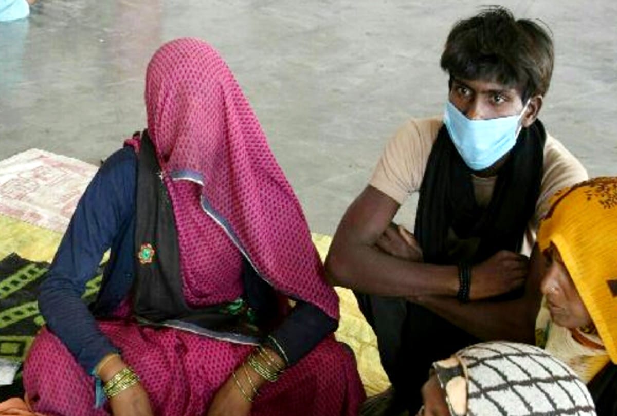 Woman gave birth to a child on the road in bharatpur amid lockdown