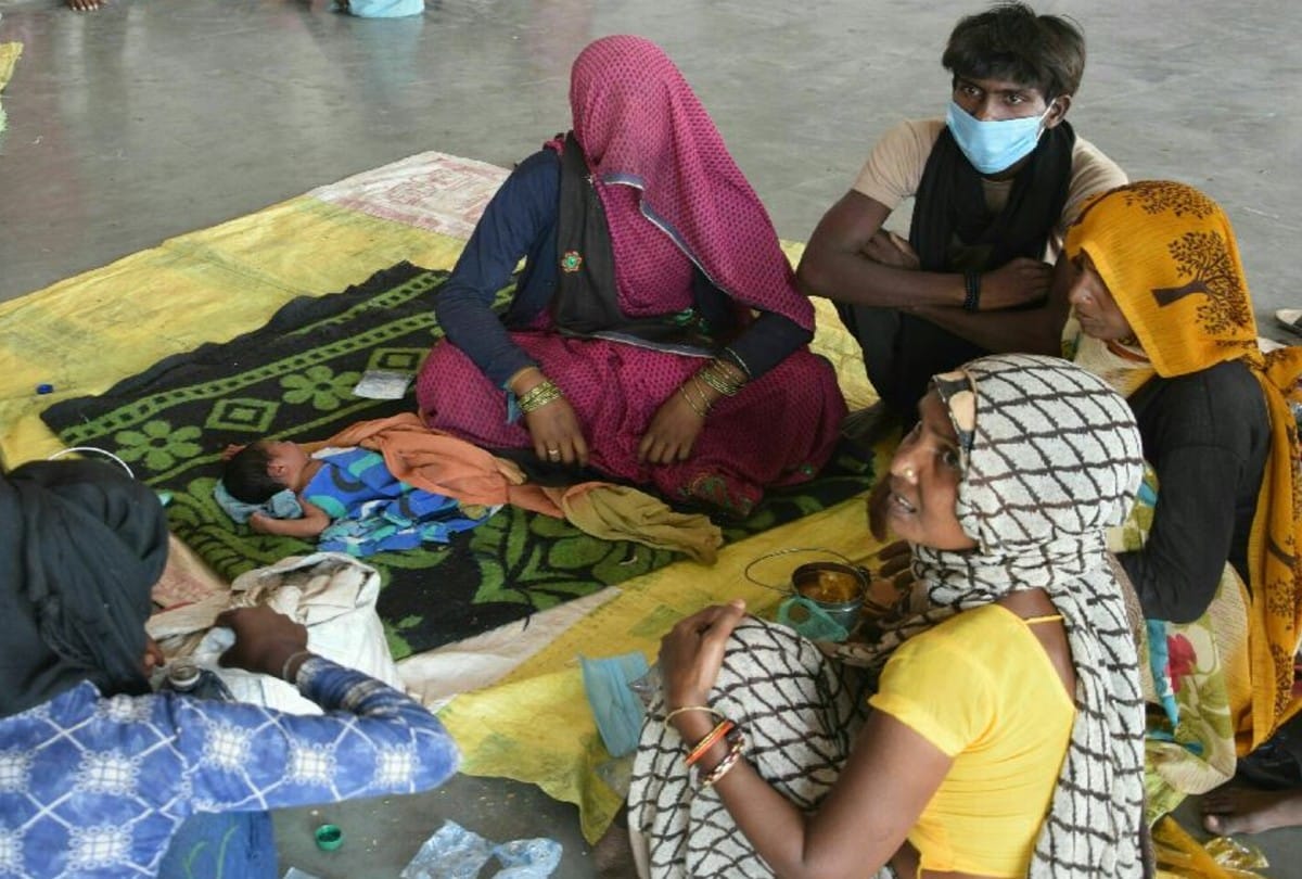 Woman gave birth to a child on the road in bharatpur amid lockdown