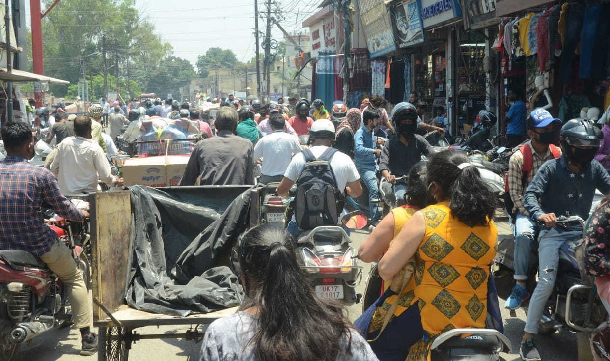 Crowd in the market, physical distance did not follow