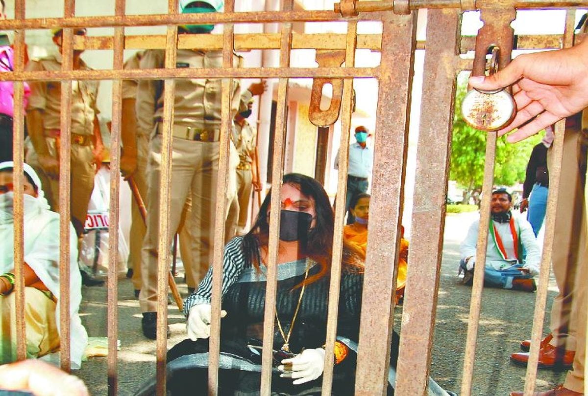 Migrant bus row agra police FIR filed against congress leaders for protests in lockdown
