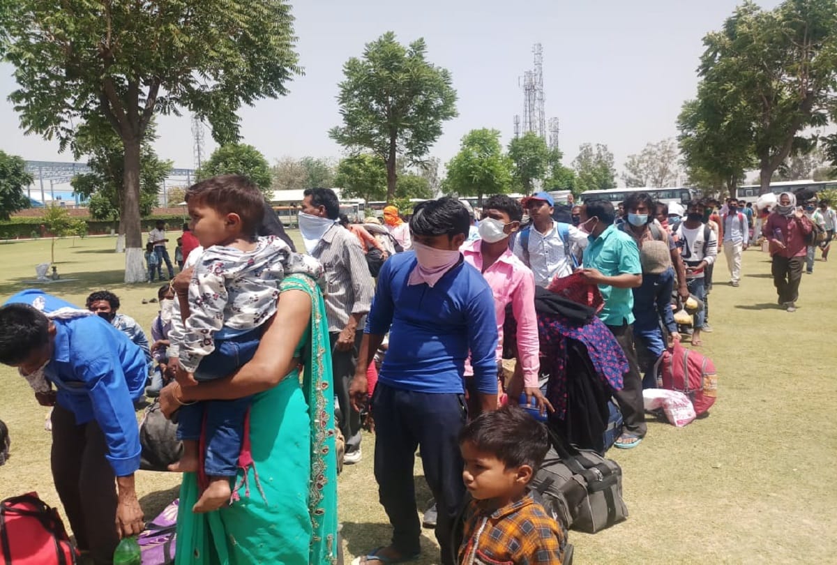 Delhi ncr migrants walking going on cycle photos of their plight