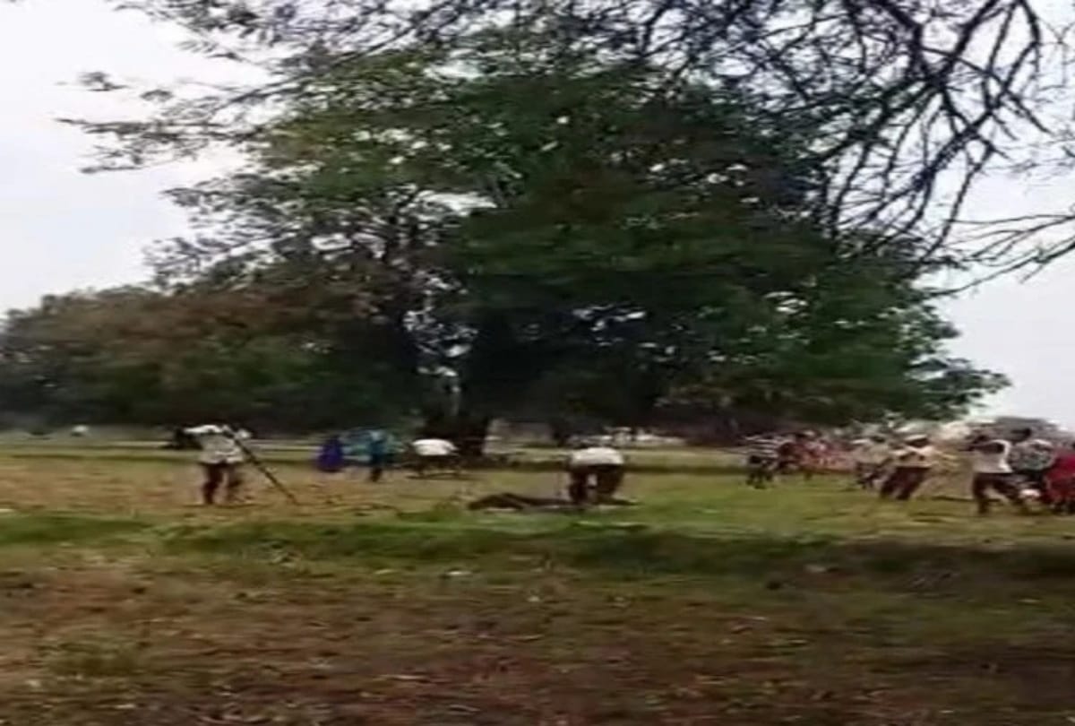 triple murder in prayagraj incident video viral Women also showered stones see photos