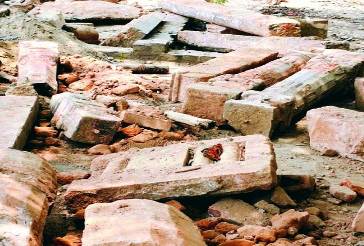 Ayodhya Ram Mandir News in Hindi ayodhya ram mandir Shivling figure fragmented sculptures and Remnants of temple found in Ayodhya during Leveling of land see photos