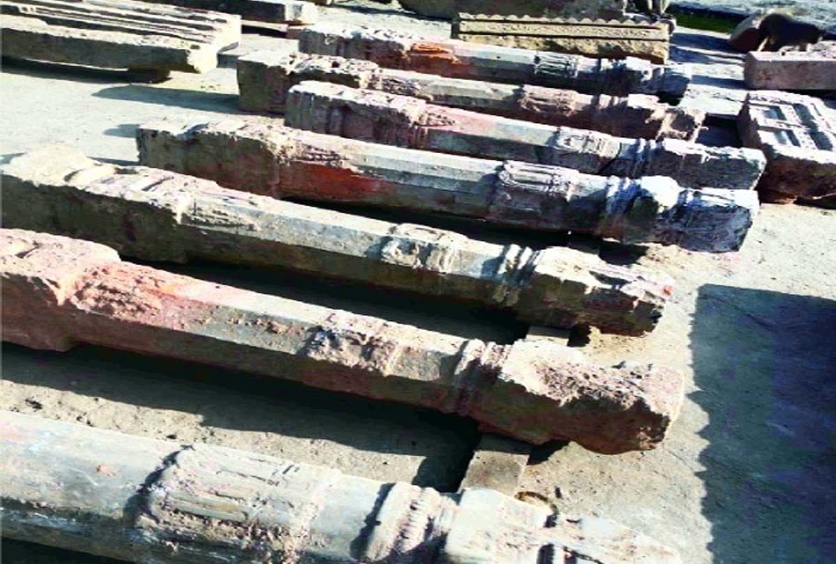 Ayodhya Ram Mandir News in Hindi ayodhya ram mandir Shivling figure fragmented sculptures and Remnants of temple found in Ayodhya during Leveling of land see photos