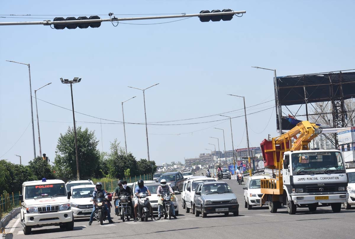 Two buses without permission carrying immigrant workers to Kanpur seized in Jammu Kashmir