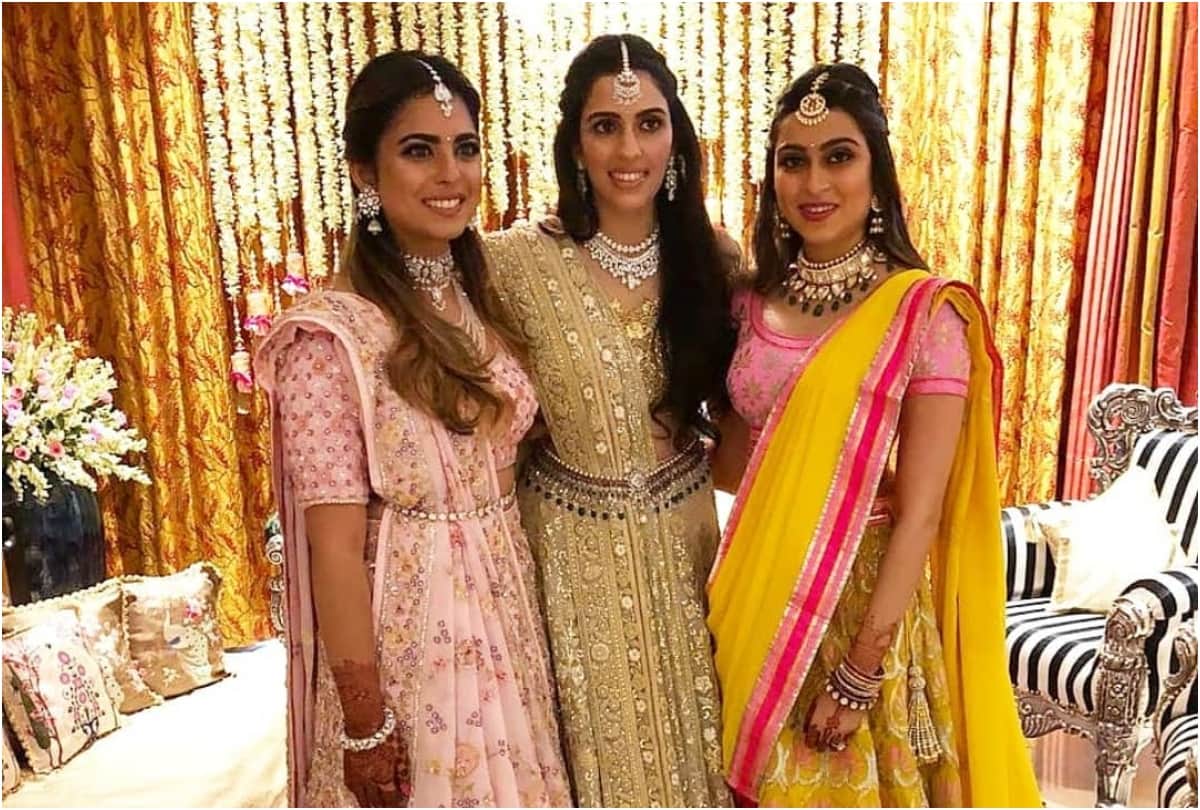 rare picture of isha ambani and shloka mehta in beautiful abu jani sandeep khosla outfit
