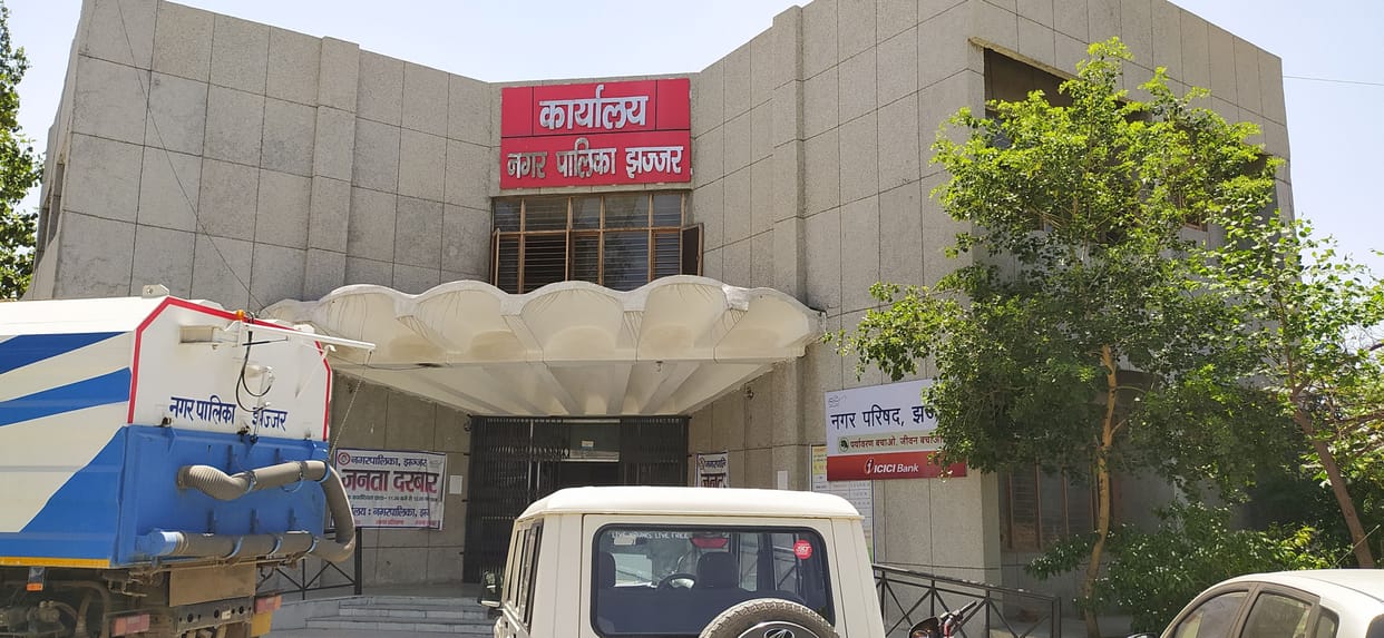 68 shopkeepers who defied the lockdown cut off invoices