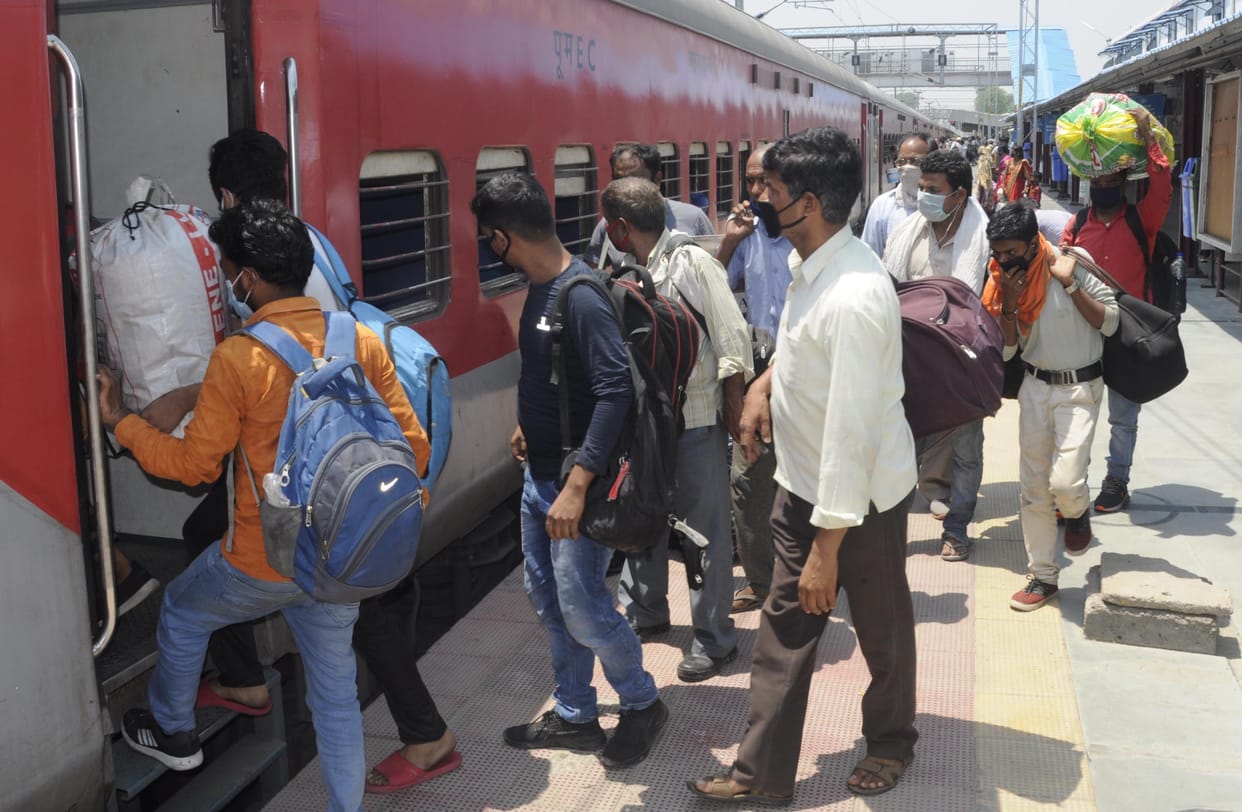 Without food and water, migrant laborers spent the night in Prayagraj