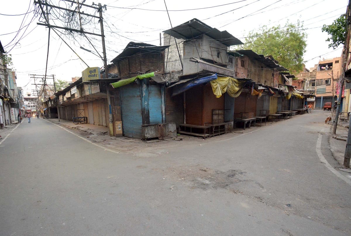 Prayagraj: Shops were not allowed to open in the Chowk
