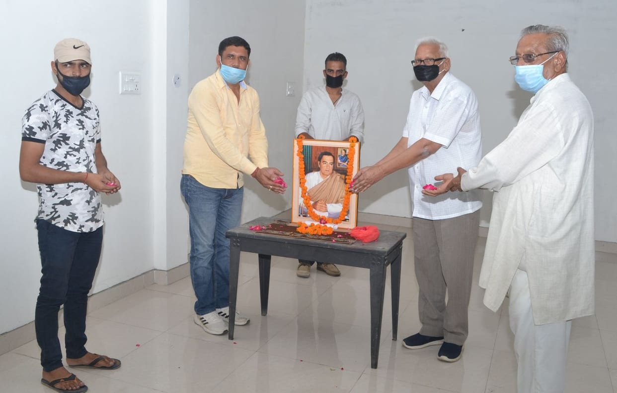 Called upon to follow the ideals of Rajiv Gandhi