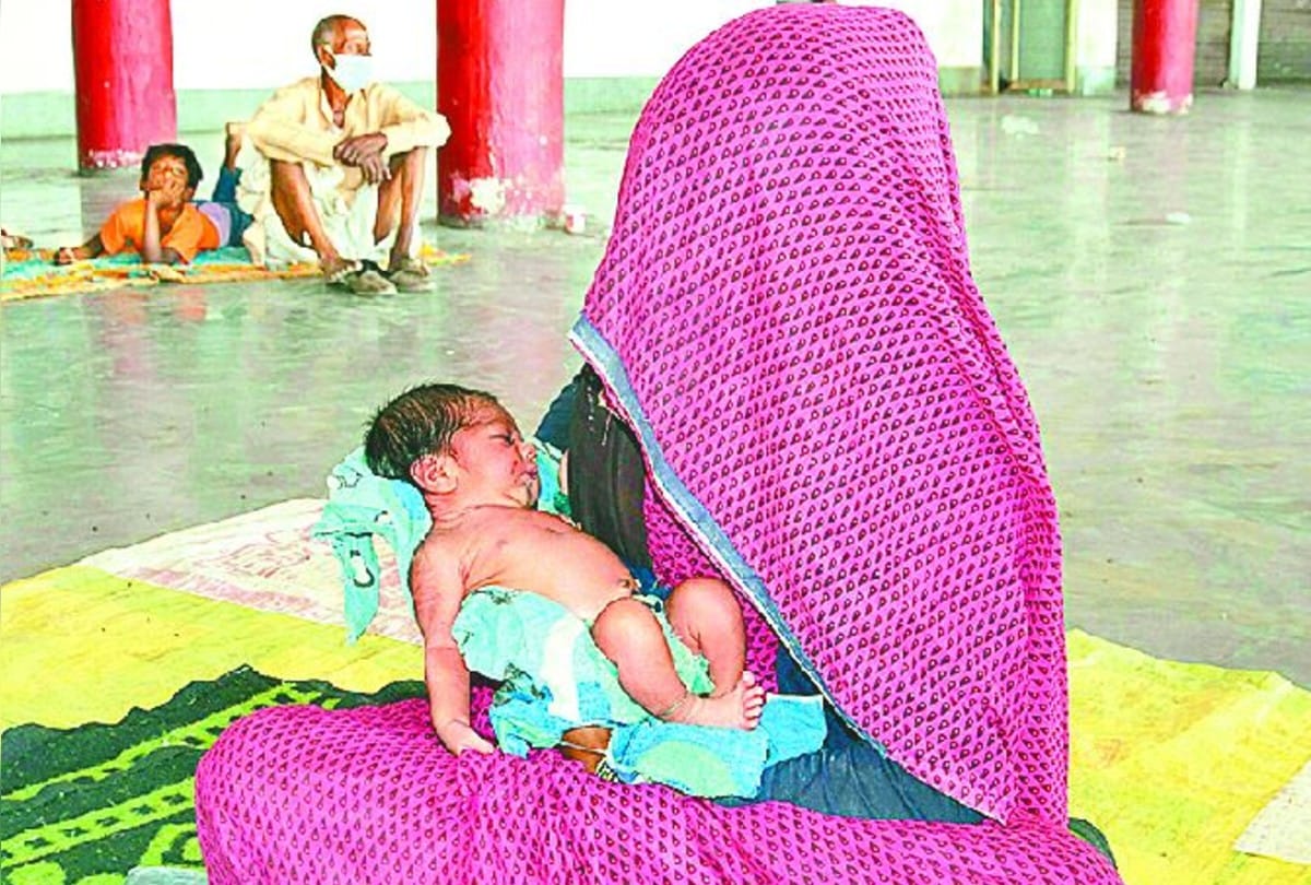 Woman gave birth to a child on the road in bharatpur amid lockdown