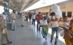 गुजरात से आई ट्रेन से उतरते प्रवासी मजदूर।