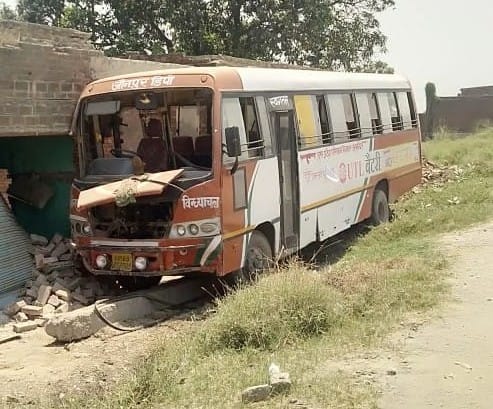 12 bus injured by migrants collide with tree