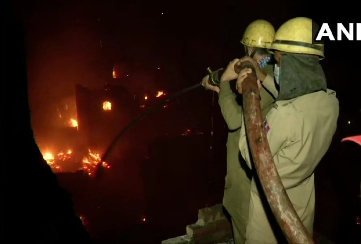 fire broke out at the Chuna Bhatti slum area in Kirti Nagar delhi