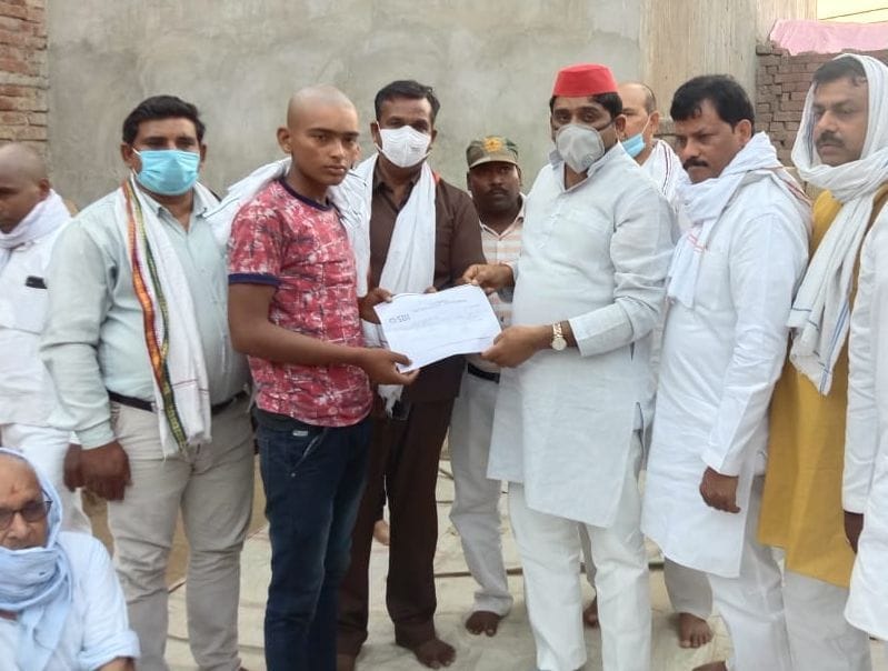 samajwadi party gives money