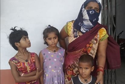 A woman got beaten in Balrampur in presence of Police.