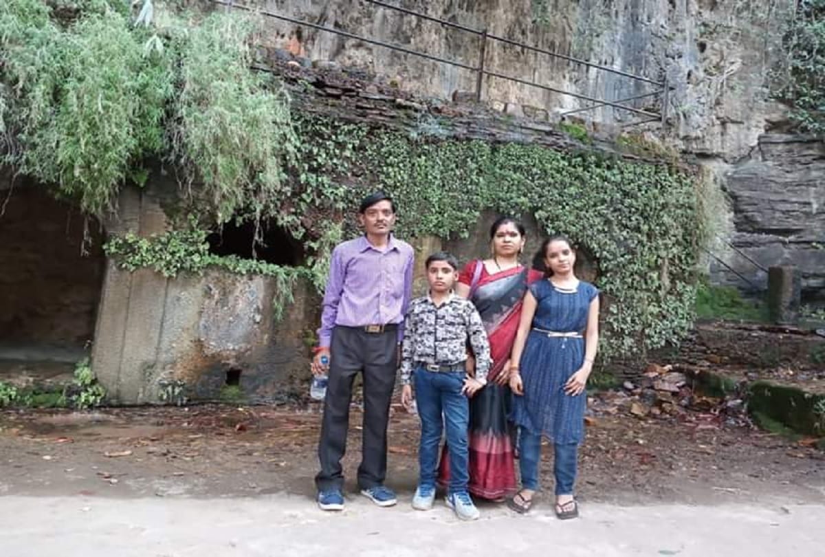 three members of a family committed suicide by eating poision in Jhansi 