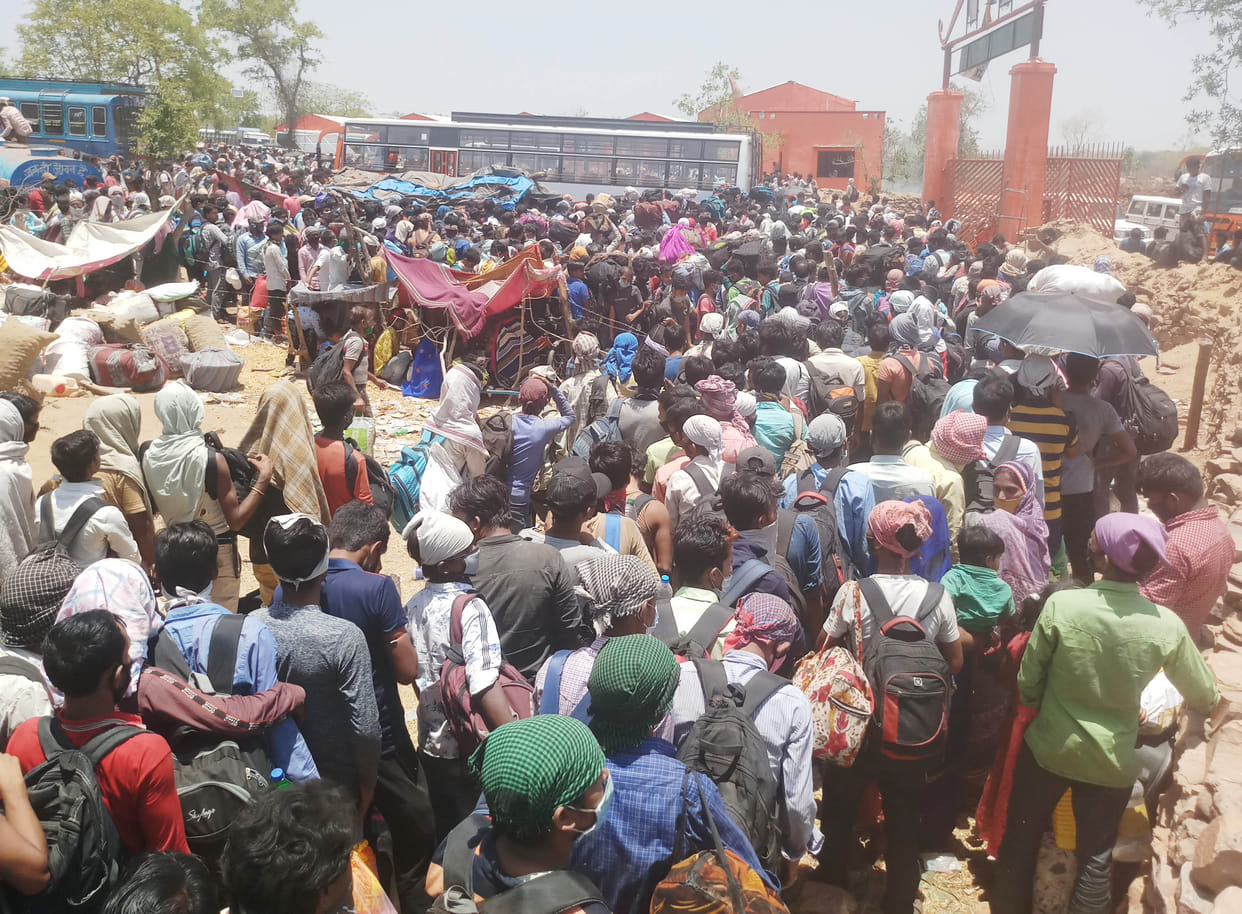 huge crowd of workers gathered at amjhara border