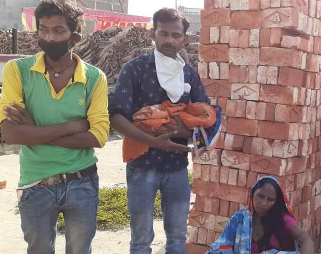 a woman gave birth to a girl child in special train, father named Corona Devi