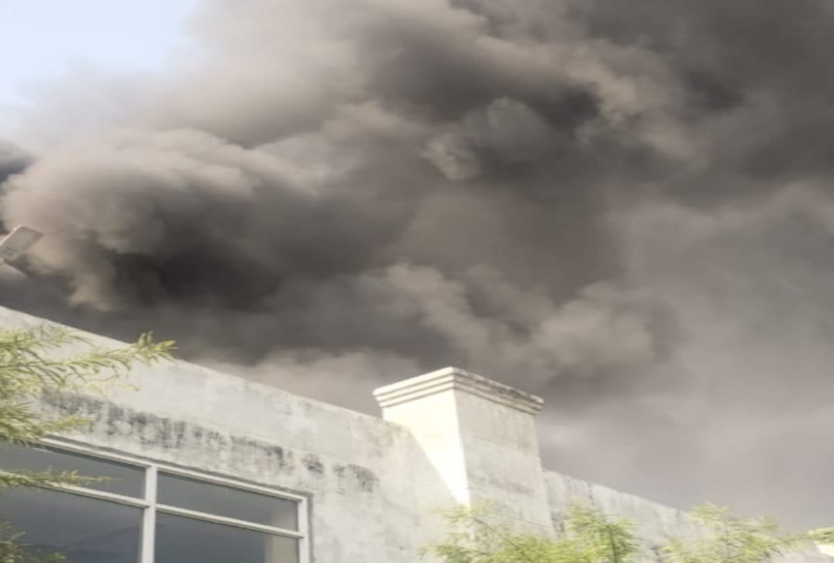 fire broke in Cosmetic industry store, loss of millions of rupees