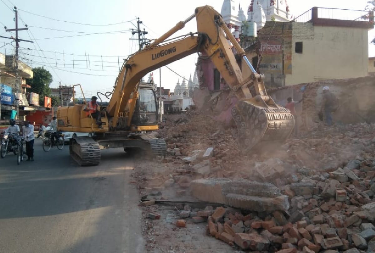 CM Yogi Adityanath special story for demolished gorakhnath temple wall