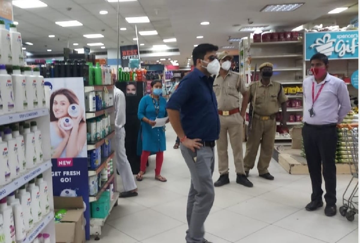 Lakshmi bakers seal and warn vishal mega mart during lockdown in gorakhpur