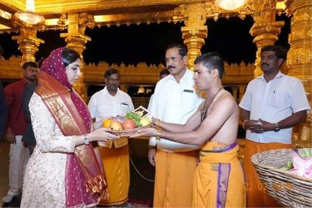 UAE princess hend al qassimi offer prayers at hindu temple which angers muslim  fundamentalist