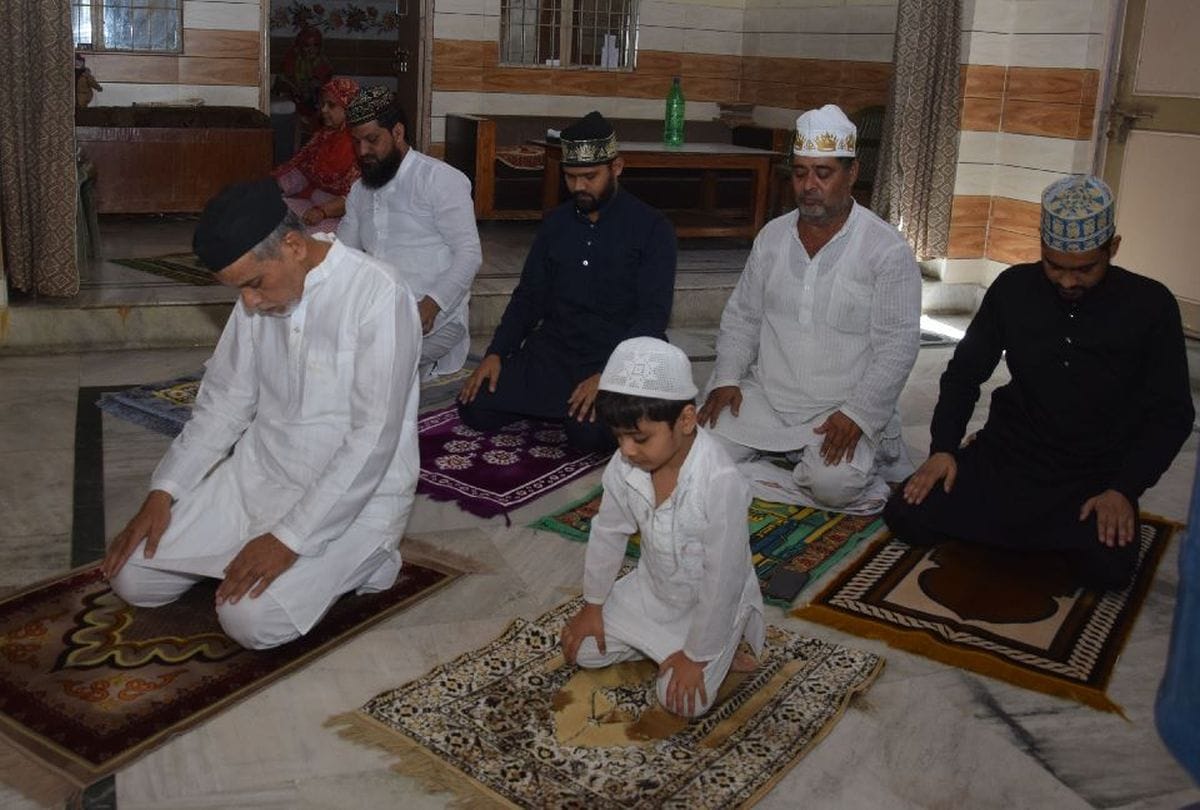 people offered juma alvida namaz prayers at homes in agra