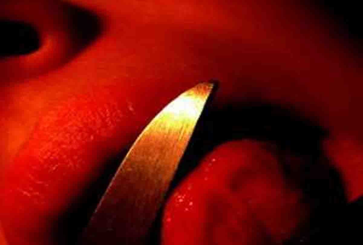 teenager reached the temple, cut her tongue with a knife and put on Shivling