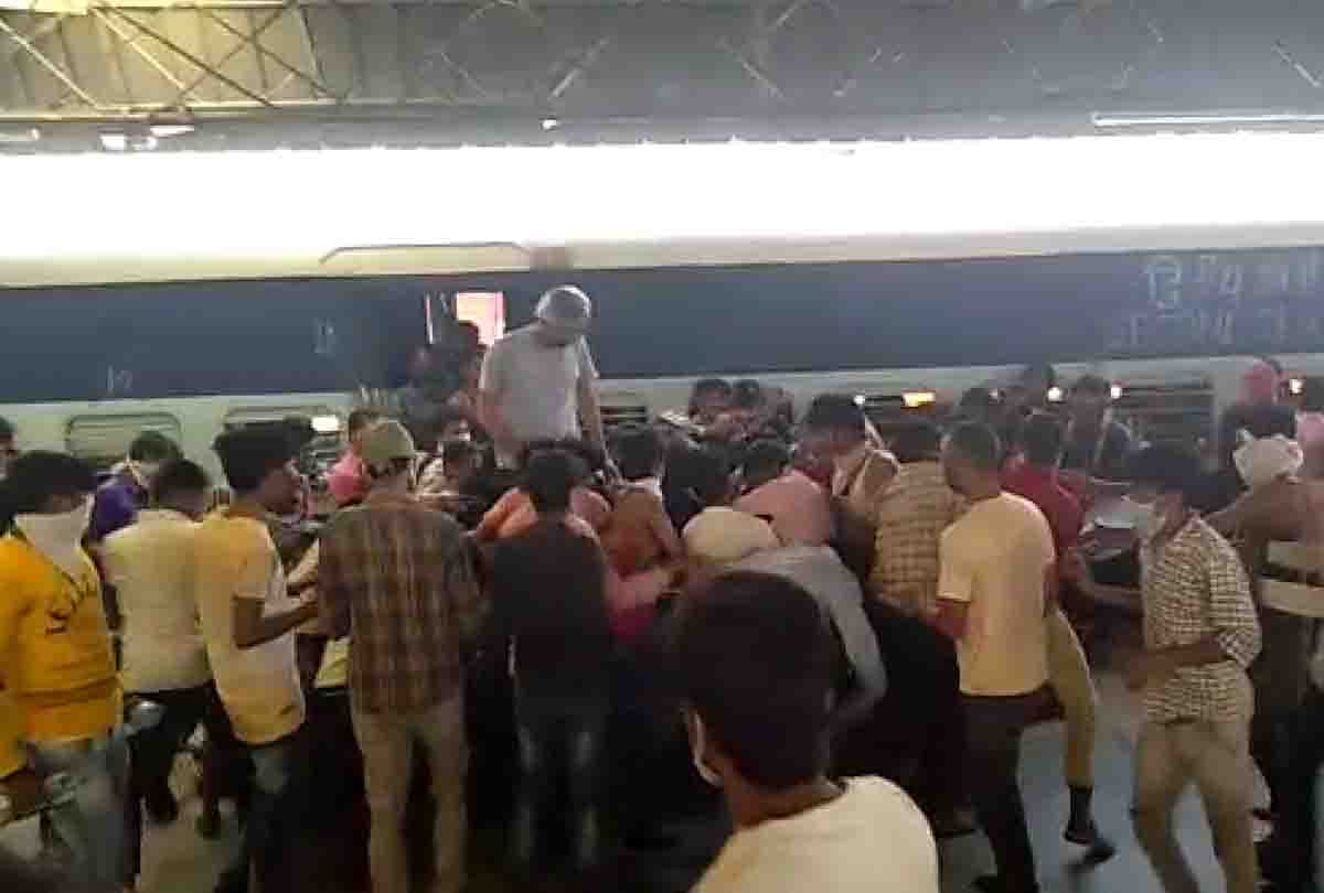 Lockdown: Hungry-thirsty workers arriving by special train broke down after seeing lunch packet
