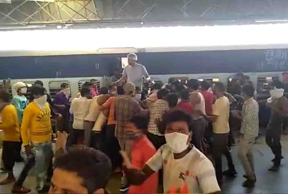 Lockdown: Hungry-thirsty workers arriving by special train broke down after seeing lunch packet