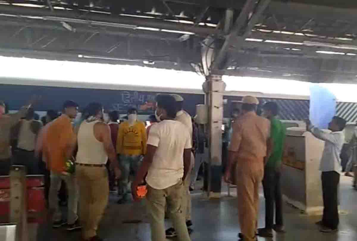 Lockdown: Hungry-thirsty workers arriving by special train broke down after seeing lunch packet