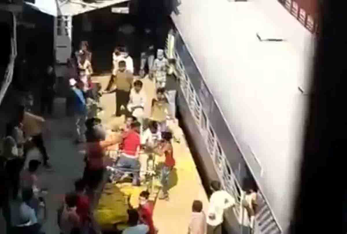Lockdown: Hungry-thirsty workers arriving by special train broke down after seeing lunch packet